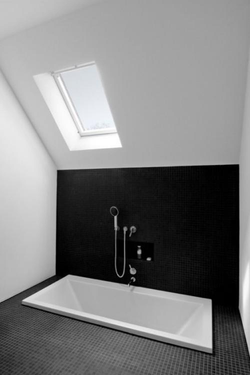 Upotettu kylpyamme minimalismi harmaalla mustalla ja valkoisella