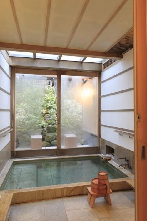 Upotettu kylpyamme zen -ilmapiiri rauhallinen seesteisyys himmeä lasiseinä