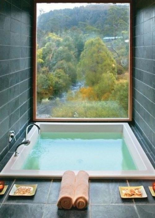 Upotettu kylpyamme laaja ikkuna panoraamanäkymä Zen -tunne