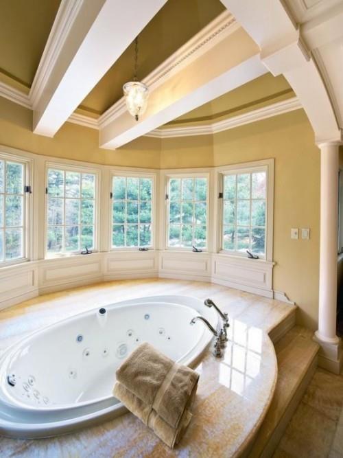 Upotettu kylpyamme, hyvin harkittu huonekonsepti, ajaton marmorinen kylpyhuone