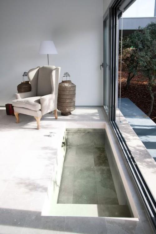 Upotettu kylpyamme, yksinkertainen muotoilu, mutta erittäin houkutteleva liukuva lasiseinä puutarhaan