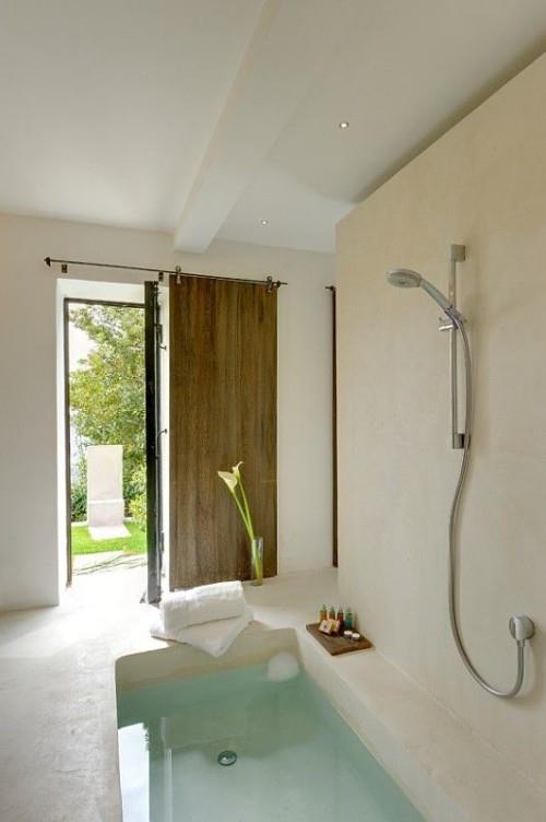 Upotettu kylpyamme, minimalistinen kylpyhuone, muotoilu Callas maljakossa ulkopuolelta
