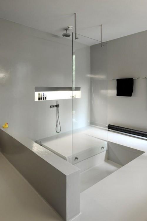 Upotettu kylpyamme suihkussa yhdistää minimalistisen kylpyhuoneen
