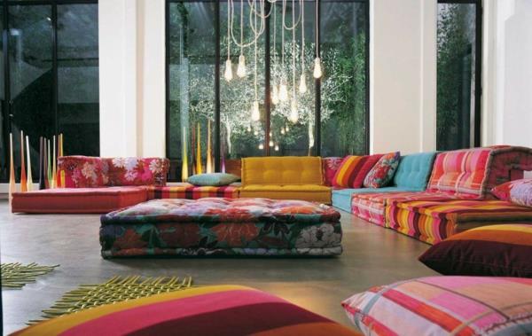 Kalustavia esimerkkejä olohuoneen eklektisistä värikkäistä sohvista riippuvalaisimista