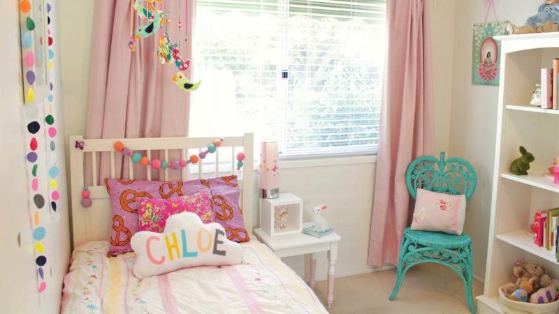 Lastenhuoneiden sisustusideoita suunnittelevat tytöt, jotka koristavat pastellivärejä