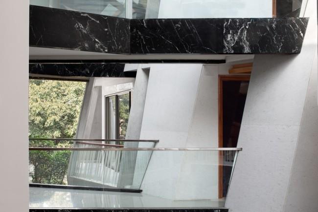 Ainutlaatuinen talosuunnittelu Cleft House India New Delhin lasitetut parvekkeet avautuvat sisäpihalle