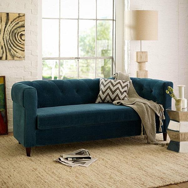 Eklektinen sisustus, sininen verhoiltu sohva