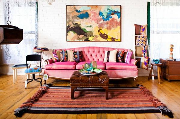 Eklektinen sisustus olohuone vaaleanpunainen sohva ottomaanimaalauksia