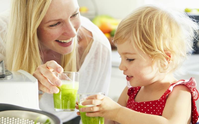 Vanhemmat ja lapset laihduttavat hedelmiä ja vihanneksia terveenä