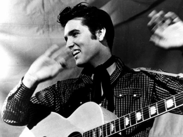 Elvis Presley jatkaa musiikkiuransa