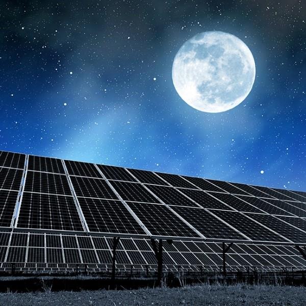Energiaa yötaivaalta - aurinkokennot kääntyivät ylösalaisin aurinkoenergialla yöllä sähköllä pimeässä