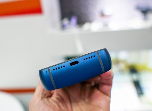 Energizer Power Max P18K Pop - Hauska älypuhelin MWC 2019 -näkymästä alhaalta kädessä