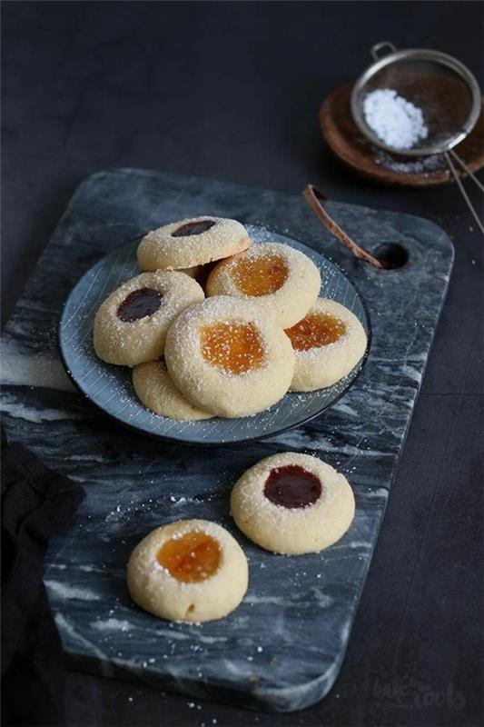 Enkelisilmät marmeladi -adventtikekseillä leipovat joulun aikaa