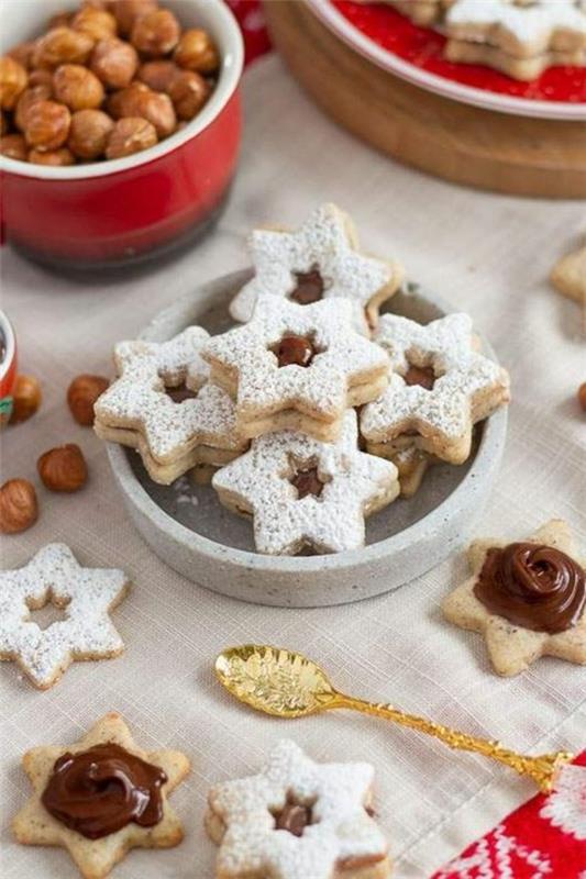 Enkelisilmät marmeladikekseillä leipovat tähtiä joulun aikaan