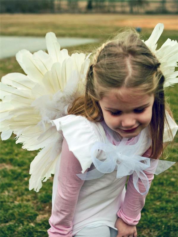 Tinker enkelin siivet paperilevyillä, joissa on lapsia höyhenistä