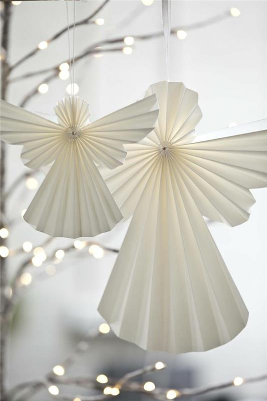 Tinker -enkelisiivet paperilautasilla näpertelevät joulukoristeita