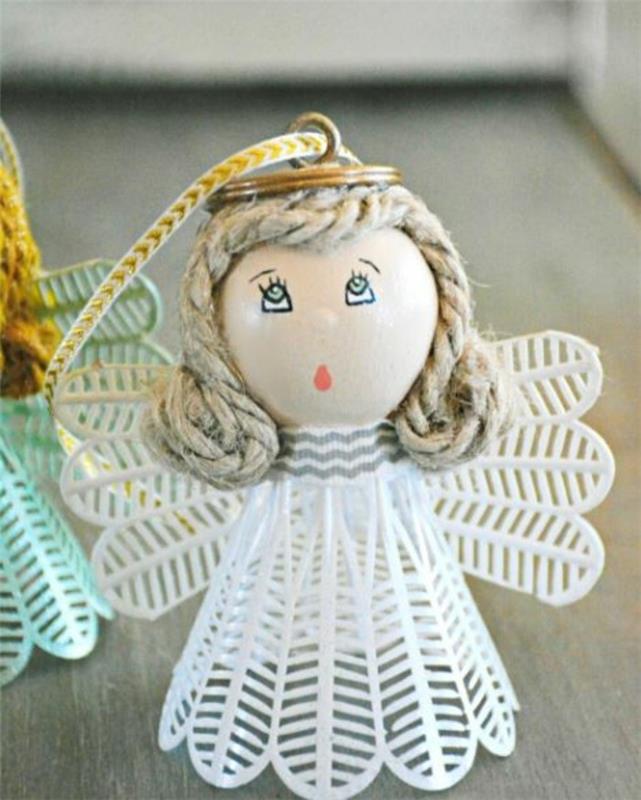 Tinker enkelin siivet paperilevyillä tekevät joulukoristeita sukkula