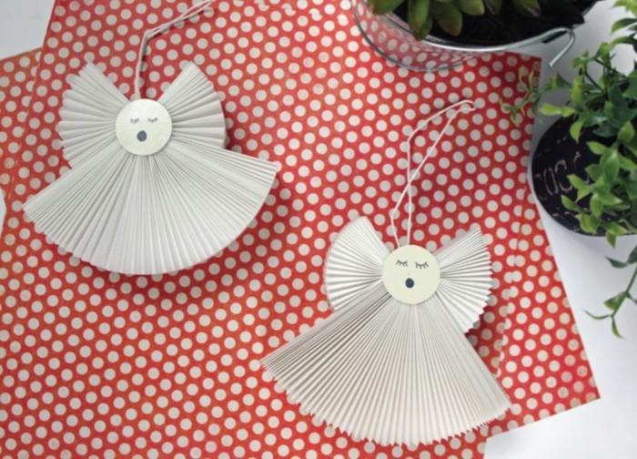 Tinker -enkelin siivet paperilautasilla näpertelevät joulukoristeita