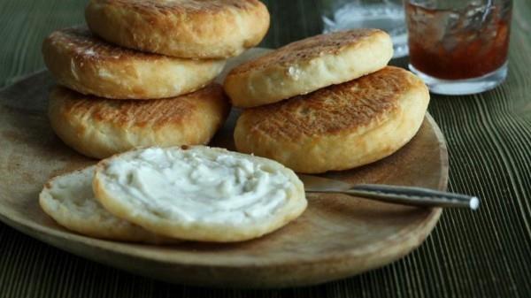 Englantilaisten muffinsien leipominen itse reseptirullat tahraavat juustovoita