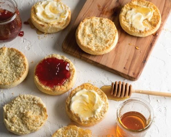 Englantilaisten muffinsien leipominen itse resepti hunajahilloa