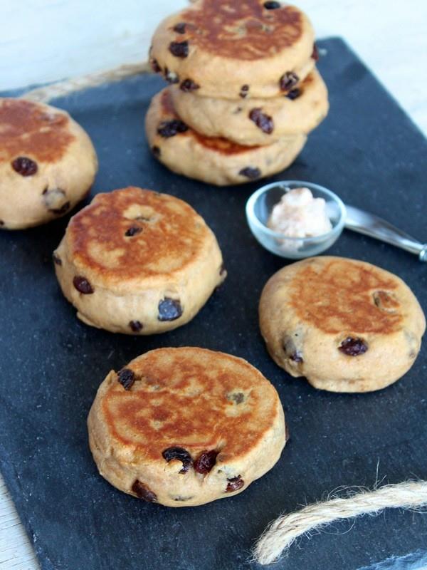 Englantilaisten muffinsien leipominen itse Resepti Taikina rusinoilla