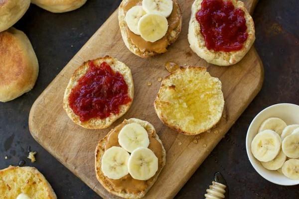 Paista itse englantilaisia ​​muffinsseja Resepti terveellisille aamiaisideoille Banaanihillo