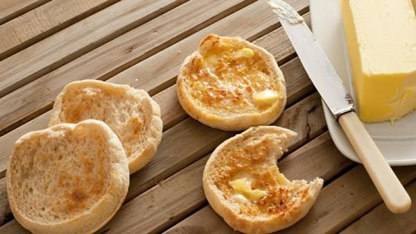 Paista englantilaisia ​​muffinsseja voilla, levitä resepti -aamiainen ideoita