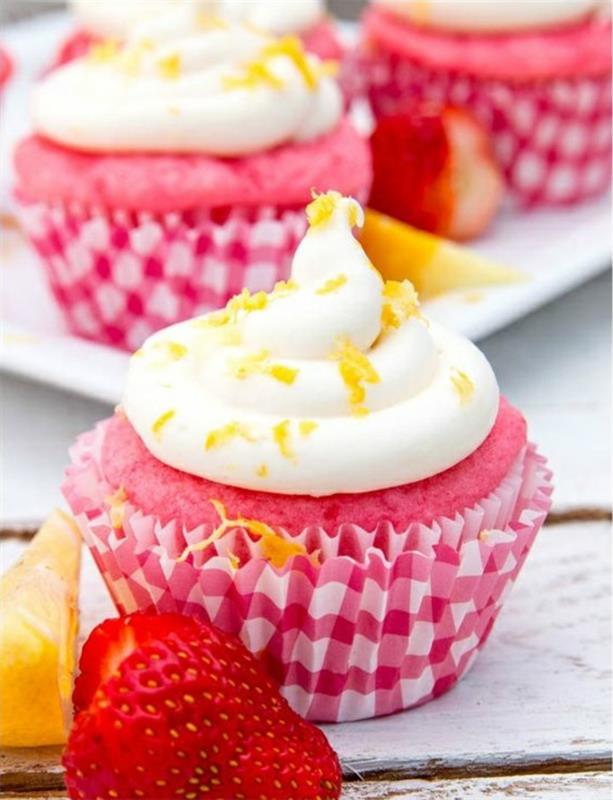 Yksinkertaisesti leipoa mansikka cupcakes resepti pienissä vaaleanpunaisissa tartletissa