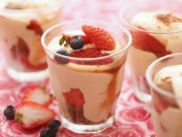 Mansikan tiramisu lasillisessa marjatiramisua
