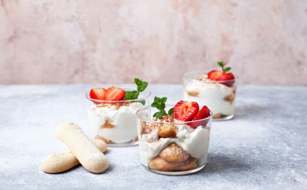 Mansikka tiramisu lasikuvassa reseptiideoita