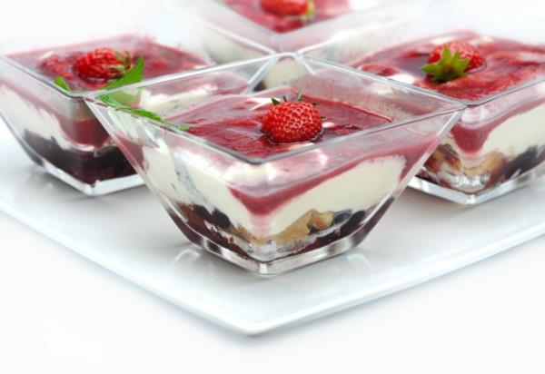 Mansikan tiramisu lasi -jälkiruokaideoiden kesäjuhlissa