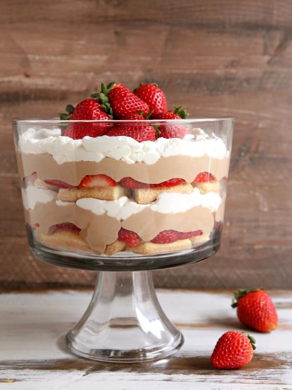 Mansikan tiramisu lasissa. Jälkiruokaideoita kypsiä mansikoita varten