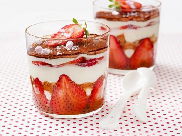 Mansikan tiramisu lasissa Leikkaa mansikat viipaleiksi
