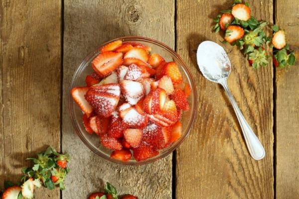 Mansikan tiramisu lasillisessa mansikoita sokerin kanssa
