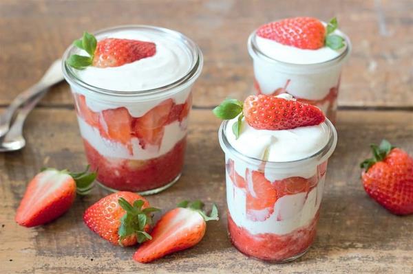 Pese mansikan tiramisu lasissa ja leikkaa puoliksi