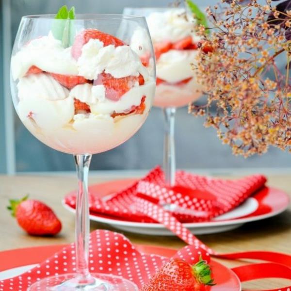 Mansikan tiramisu lasisessa hedelmä jälkiruoassa reseptejä