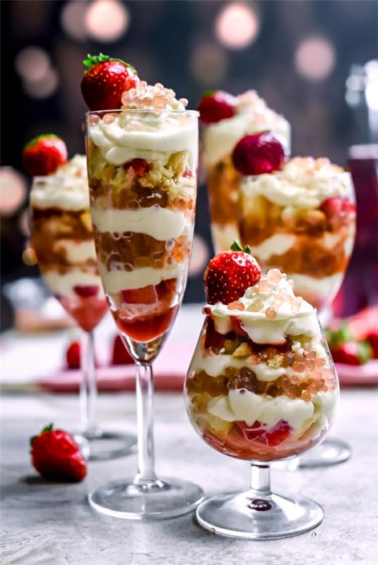 Mansikan tiramisu lasisessa syntymäpäiväkakussa pieninä annoksina