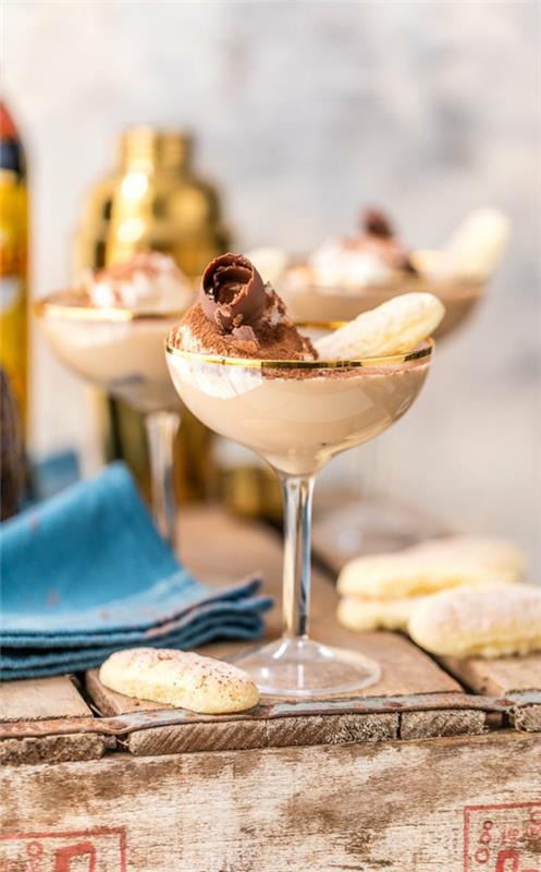 Mansikka Tiramisu lasissa Kahvi Tiramisu viinilasissa