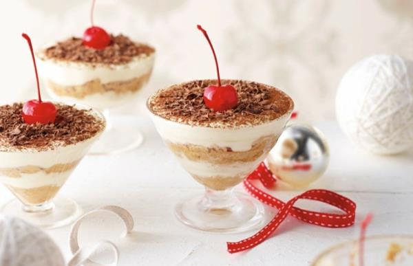 Mansikan tiramisu lasissa, kirsikat, kesän hedelmät