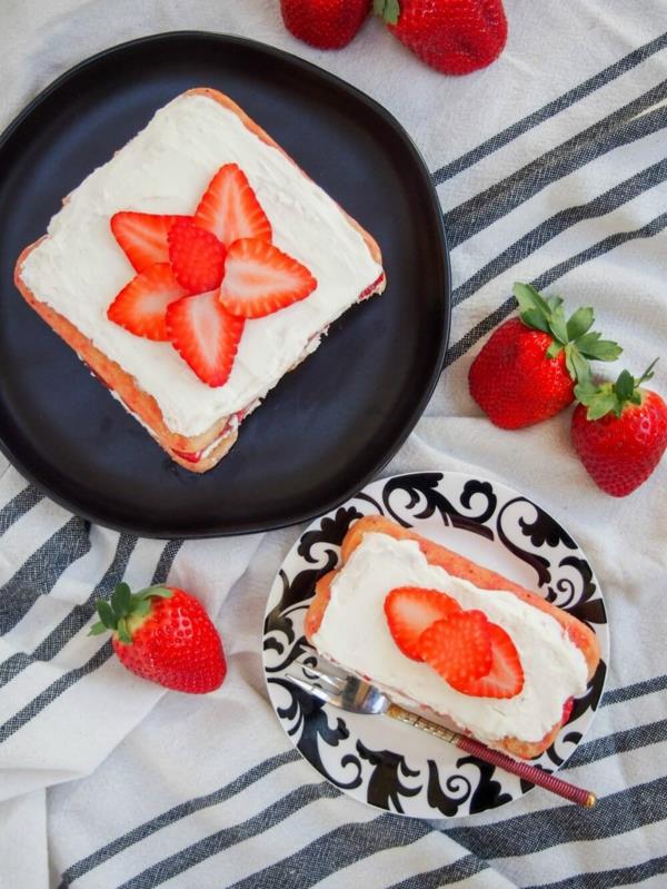 Mansikan tiramisu lasillisessa ladyfingers, mascarponea ja mansikoita