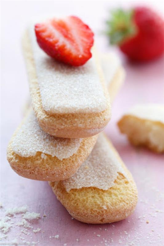 Mansikan tiramisu lasillisessa ladyfingers