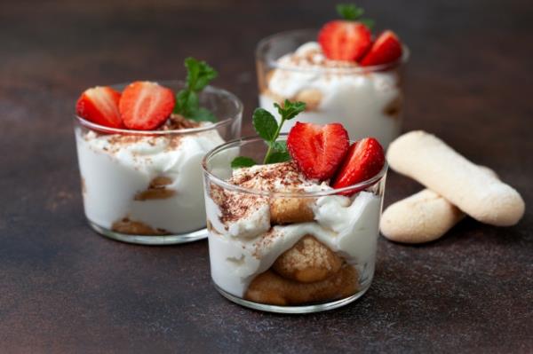 Mansikka -tiramisu lasisormessa