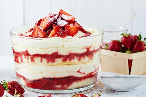 Mansikan tiramisu lasisessa kesäjälkiruoassa ideoita kesän hedelmiin