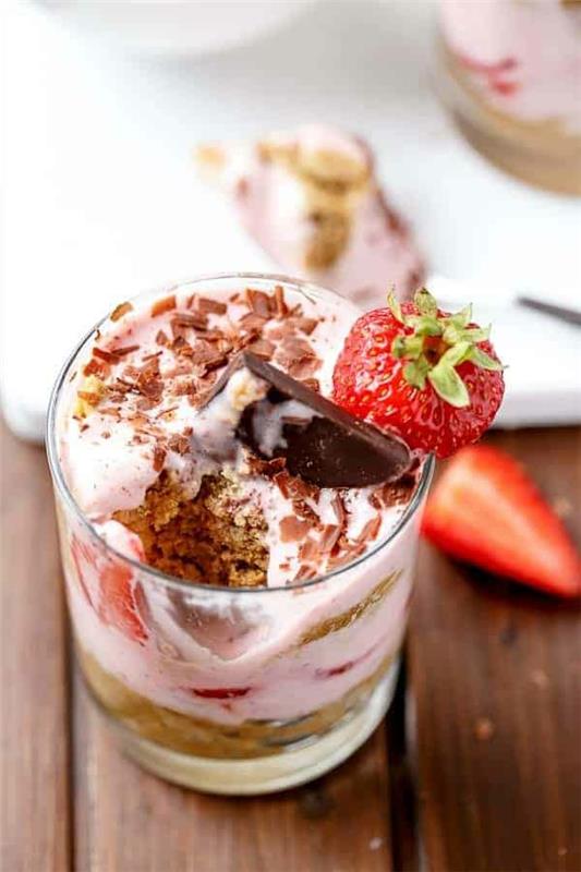 Mansikka -tiramisu lasillisessa tiramisu -parfaitissa