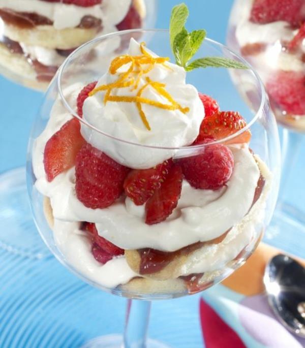 Mansikan tiramisu lasisessa Tiramisu -reseptissä kesän hedelmiä