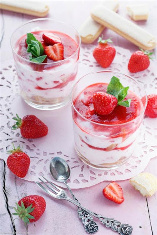 Mansikan tiramisu lasisessa alkoholittomassa tiramisureseptissä