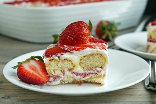Mansikka -tiramisu lasillisessa tuoreita mansikoita kesän jälkiruokia