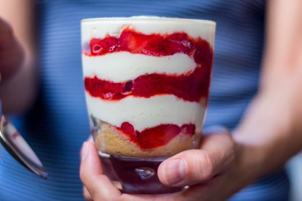 Valmista mansikka -tiramisu lasiin kymmenessä minuutissa