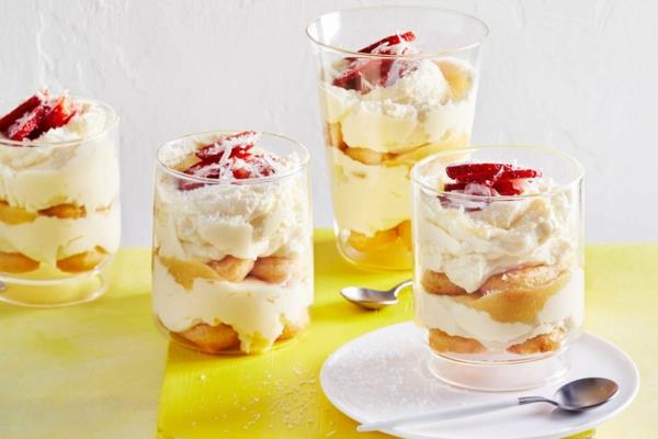 Mansikan tiramisu lasissa, pienet annokset jälkiruokia