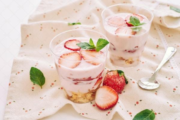 Mansikan tiramisu lasillisessa laktoositonta mascarponea